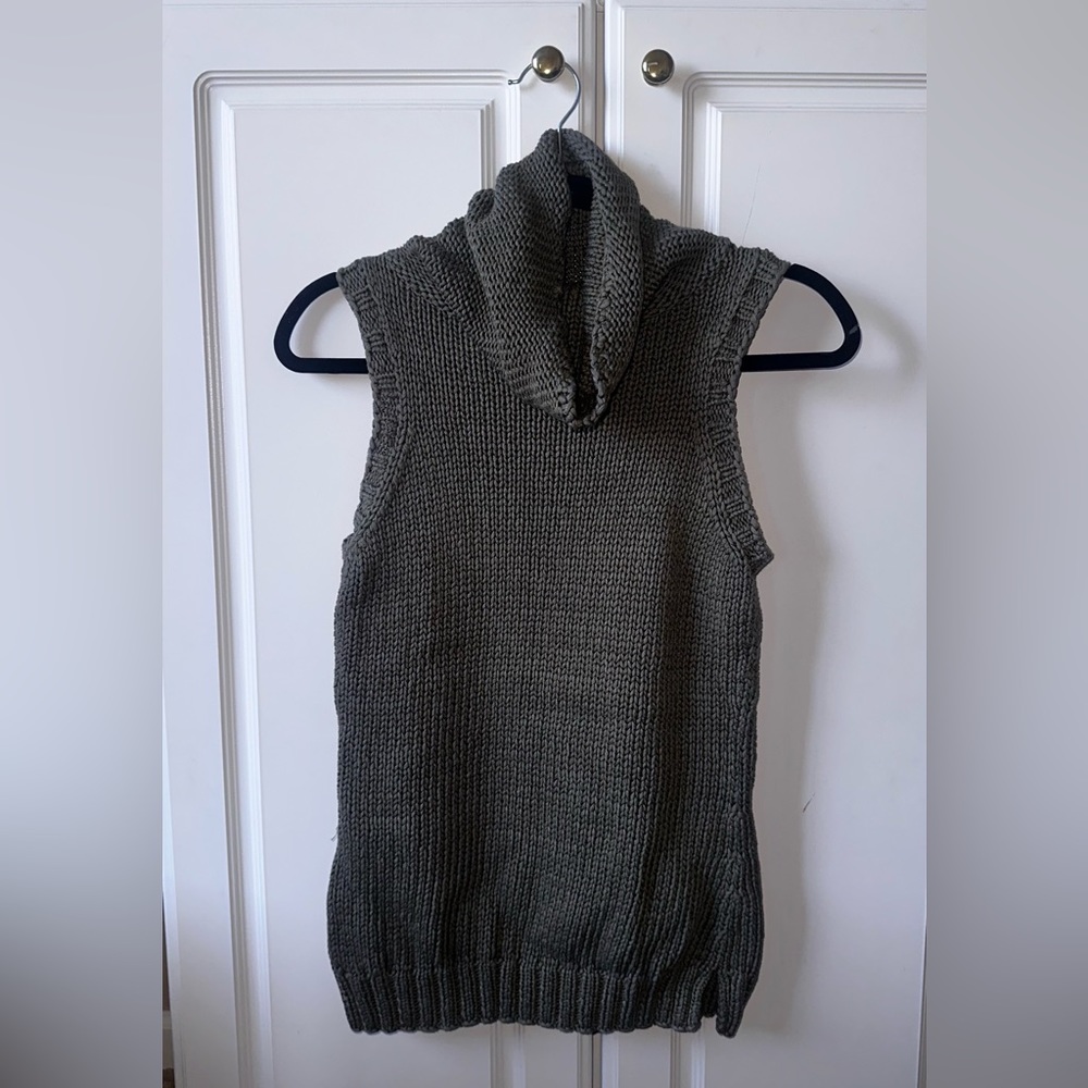 Sleeveless turtle neck knit top